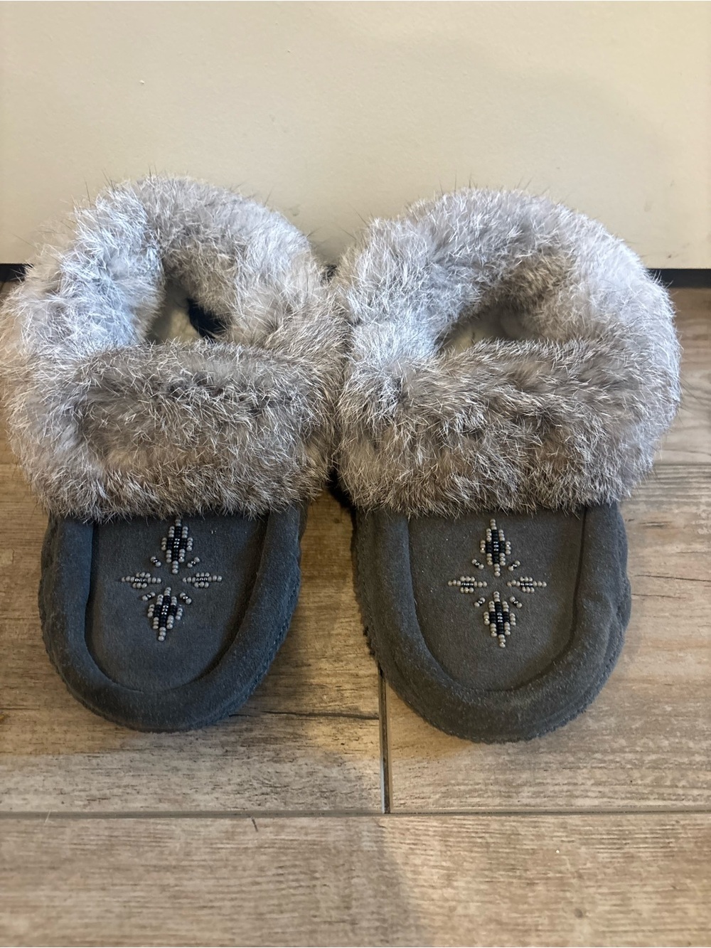 Manitobah Rabbit Fur Trim Gray Beaded Moccasin Slippers Kids Size 3